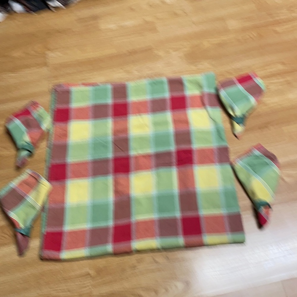 48X48 plaid linen table spread with Four 16X16 matching napkins and 4 holders